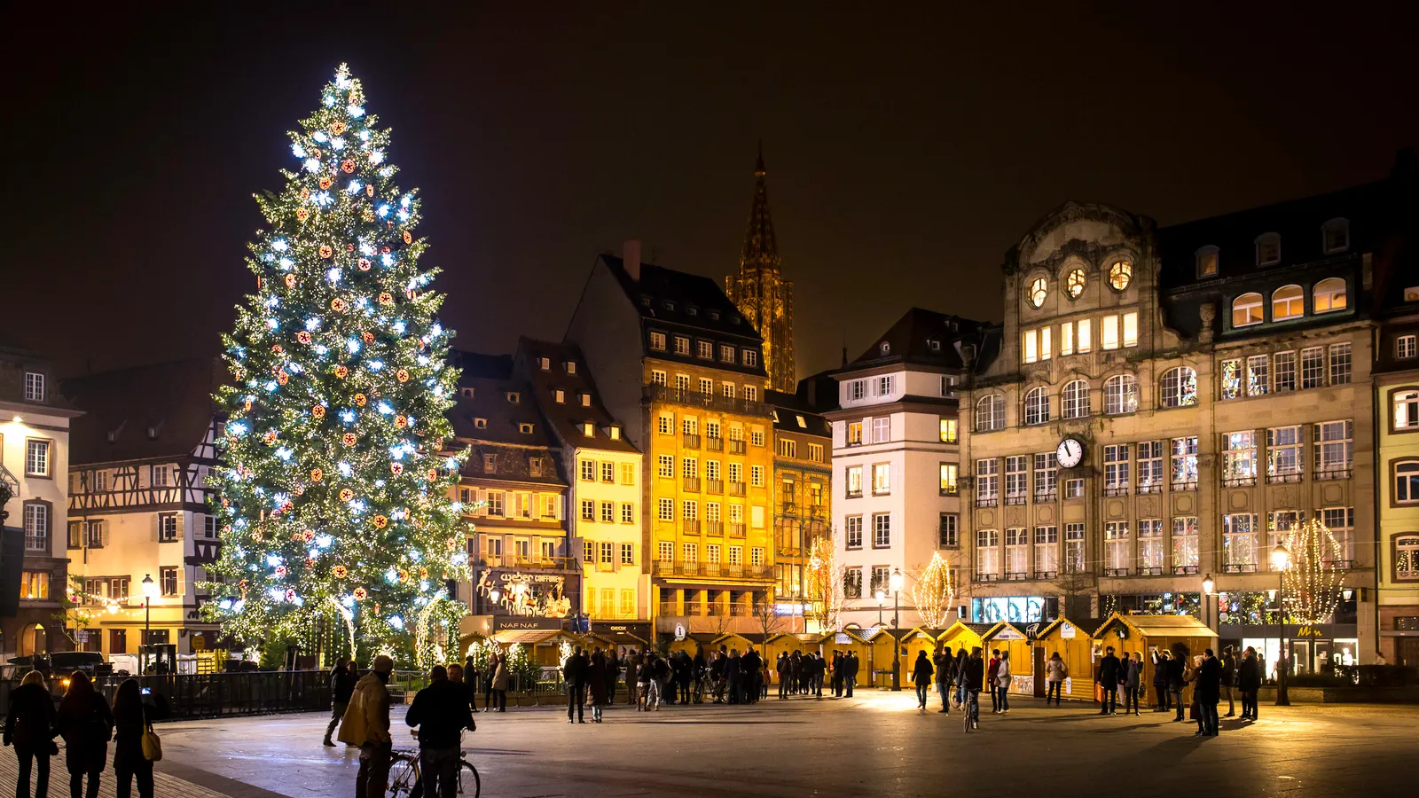 Plusieurs sapins de Noël parmi les plus originaux sont visibles en France.
