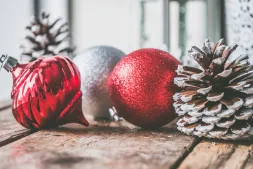 Article Mon-Bucheron.com : Histoire des décorations de Noël : qui a inventé les ornements, les couronnes, et les lumières ?