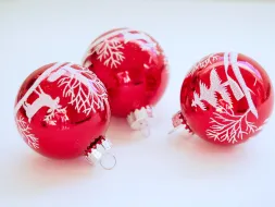 Article Mon-Bucheron.com : Combien de boules de Noël mettre sur un sapin ?